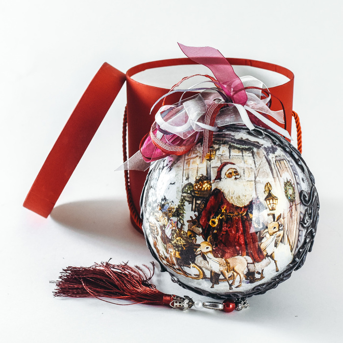 Интерьерное украшение в форме шара "Дед Мороз с фонарем и санями" (с кистью)